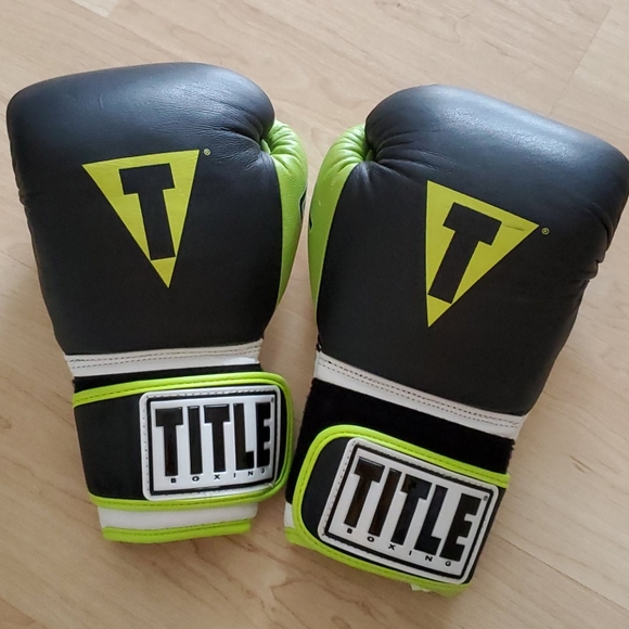TITLE Accessories - Title Boxing Gloves - Gel World V2T Bag Gloves